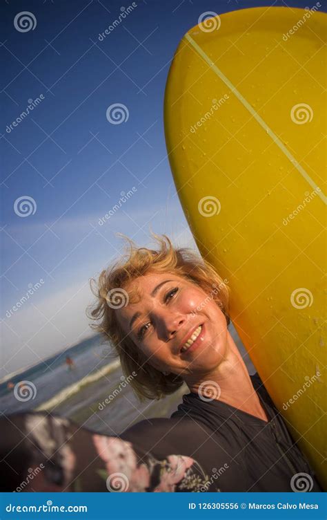 Jeune Femme Blonde Attirante Et Heureuse De Surfer Dans Le Maillot De