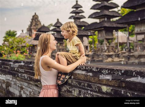 Madre E Hijo De Turistas En El Templo Hindú Tradicional Balinés Taman