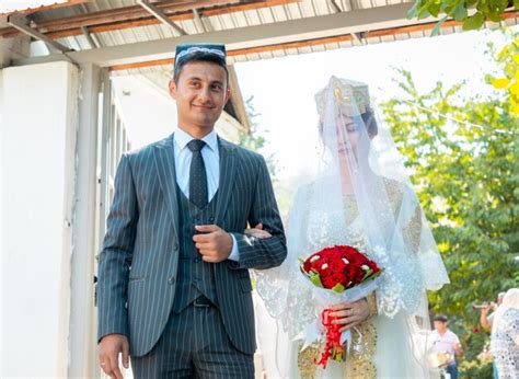 Premium Photo Uzbek Bride And Groom In National Dress
