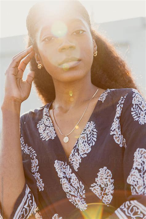 Portrait Of Confident Black Woman With Sun Flare Del Colaborador De