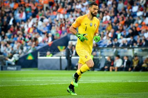 Uno me dijo 'hijo de puta', te parto la boca si te vas. PORTO, PORTUGLAL - 09 Juni, 2019: Rui Patricio-de Speler ...