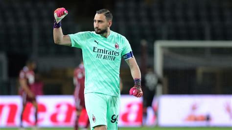 His birthday, what he did before fame, his family life, fun trivia facts he was born in the commune castellammare di stabia in naples, italy to alfonso and marinella donnarumma. Gianluigi Donnarumma : Gianluigi Donnarumma : l'Euro ...