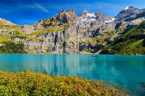 Lago Azul Imponente Con Las Altas Montañas Y Los Glaciares