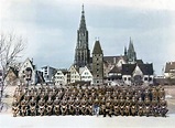 1968 | Truppenfoto vor Ulmer Kulisse – Stadtgeschichte Neu-Ulm
