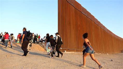 Cientos De Migrantes De Una Caravana Cruzan La Frontera Por Arizona Y