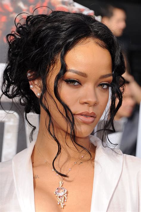 Rihanna Has No Fear At The Mtv Movie Awards Rihanna Short Hair