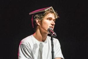 Most of the show is about performing, and it ends with burnham admitting that he can't handle the popularity surrounding. Bo Burnham : What. - Standup France