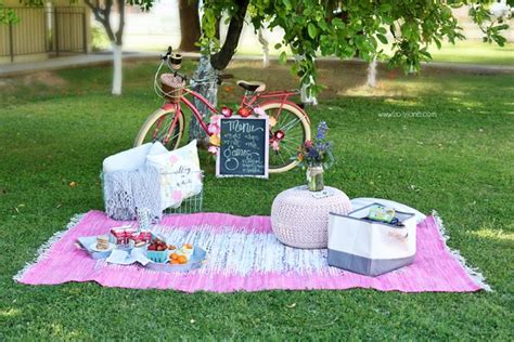 Looking for the most romantic picnic date games and activities? kids picnic ideas - Lolly Jane