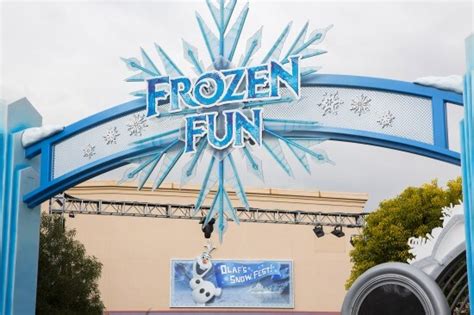 New Frozen Stage Show Debuts At Disneyland Featuring Anna Elsa And Kristoff Delivering