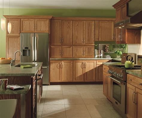 Green is a good fit in these kitchens because oak wood has a yellow undertone. Green kitchen paint colors with oak cabinets - Decolover.net