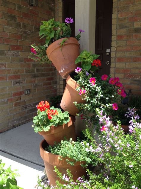 Flower Pot Tower Using Terra Cotta Pots And A Piece If Rebar Flower