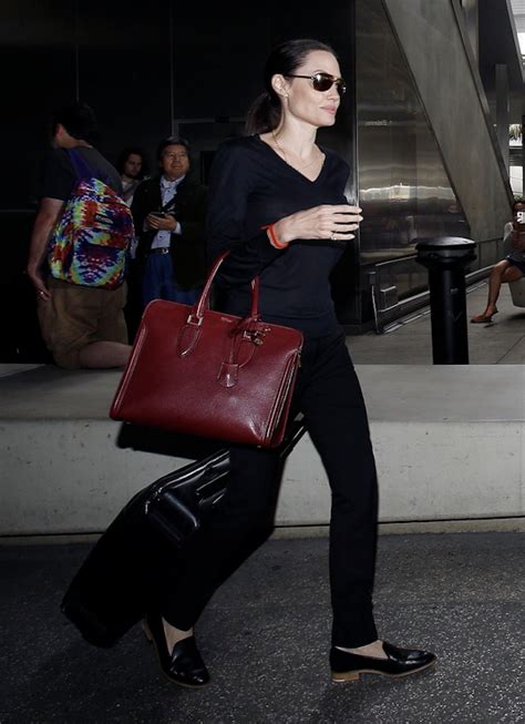 Un Sac à Main Bordeaux Comme Angelina Jolie Aéroport De Los Angeles