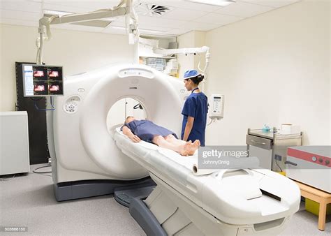 Get ct coronary angiography cost in india from top hospitals in mumbai, chennai, kolkata, delhi, hyderabad and bangalore.get coronary angiography details,compare cost,treatment packages.heart angiography test cost starts from inr coronary angiography cost from trusted hospitals in india. Radiologe Bei Patienten Im Krankenhaus In Catscanner Stock ...