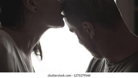 Closeup Beautiful Passionate Couple Kissing While Stockfoto Shutterstock