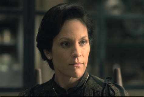 ‘the Haunting Of Hill House Annabeth Gish Interview — Mrs Dudley