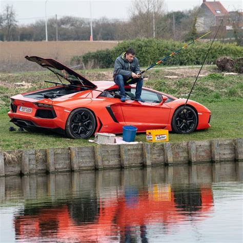 Just a normal belgian fishing on his lambo Voitures de luxe Drôle Voiture