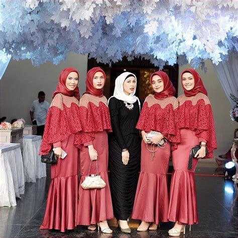 Kebaya ini terbuat dari kombinasi brokat dan kain organdi yang kaku dan transparan untuk menghadirkan detail menarik. 45+ Model Dress Bridesmaid Hijab Modern & Elegan 2020