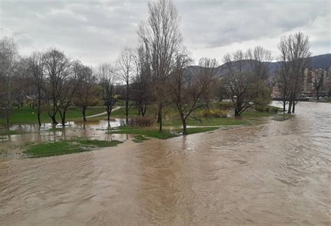 Bastasi bb, foča, bosna hersek haritada görüntüle (merkezden 16.1 km.) fiyatları göster. Izlila se rijeka Bosna, poplave u Zenici, Žepču i Kaknju