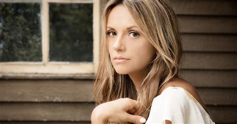 Carly Pearce Triumphs As No 1 With ‘every Little Thing Sounds Like