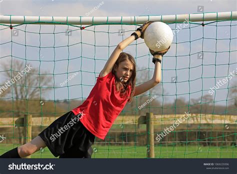 Young Teenage Girl Playing Football Goal Foto Stock Editar Agora