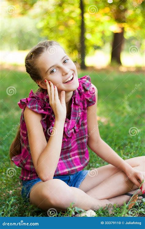 Adolescente Mignonne Dans Le Jardin Vert Photo Stock Image Du Fixation Jardin