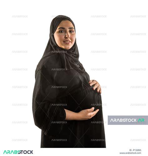 بورتريه امرأه عربية سعودية خليجية حامل ، ترتدي عباية الحمل ، ايماءات وجه و يدين مختلفين ، خلفية