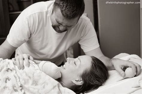 Papás Que Ven Por Primera Vez A Sus Hijos Recién Nacidos Recién