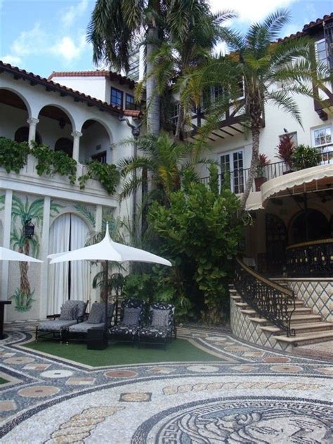 Gianni Versaces Miami Villa To Go Under Auction 3 Versace Mansion