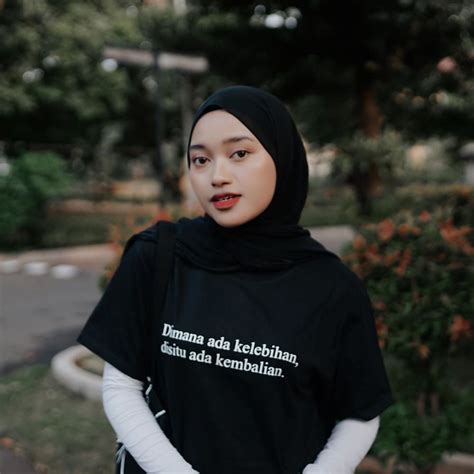 Outfit baju atasan berhijab ala selebgram 2018 ciput. 10 Inspirasi OOTD Hijab dengan Kaos Lengan Pendek ala ...