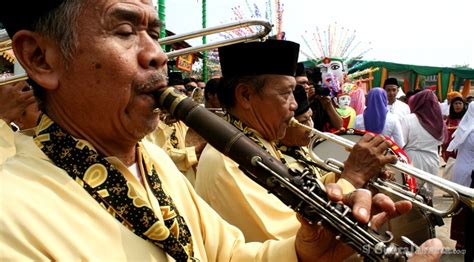 Yang dimaksud dengan alat musik harmonis ialah alat musik yang dapat menghasilkan. Beberapa Alat Musik Harmonis di Indonesia