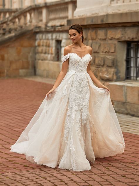 winter wedding dresses ideas sleeves fabrics and accessories