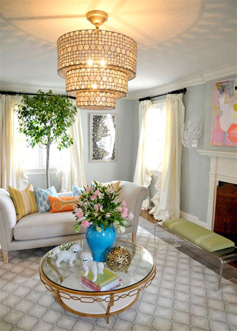 I love this spring entryway decor curated by @willowbloomhome! Spring Home Decorating Ideas | InteriorHolic.com