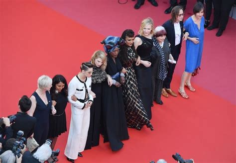 Mulheres Protestam Em Cannes A Favor De Igualdade Salarial Época