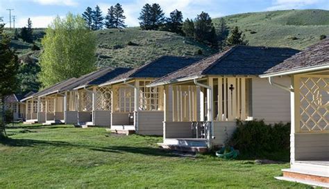 mammoth hot springs hotel cabins hotels near yellowstone hot springs mammoth