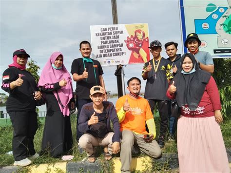 Pks Muda Kutim Dan Gabungan Komunitas Bersih Bersih Dan Pasang Papan Larangan Sampah Sembarangan