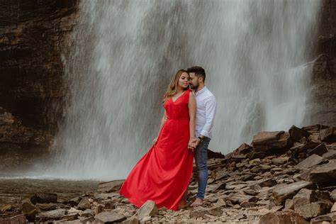 Pré Wedding Na Cachoeira Em Salto De Corumbá Em Fim De Tarde Fotógrafos Na Chapada Dos