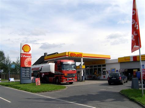 Shell is a petrol station that serve shell engine oils and more. Datei:Petrol Station Shell Hennstedt.jpg - Wikipedia