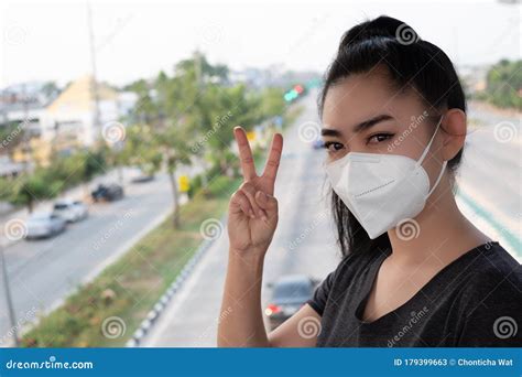 Mulher Com Sinal De Mão De 2 Dedos Colocando Máscara Respiratória N95