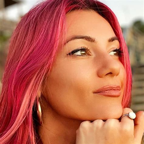 Strictlys Dianne Buswell Debuts Jaw Dropping Hair Transformation We