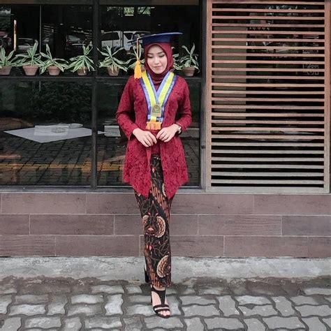 √ 30+ Model Kebaya Merah Maroon Inspirasi Terbaik 2020