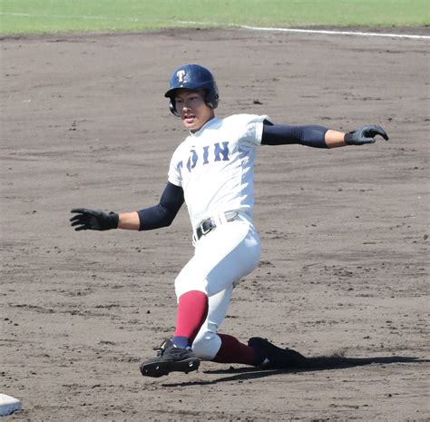 大阪桐蔭に進学してからは主にセカンドかショートを守っていますが、2021年はショートとして背番号6番を付けてレギュラーを獲得しています。 そんな藤原選手が一躍注目を集めたのが、 2021年春季近畿大会決勝の智辯学園戦。 同点で迎えた10回に決勝2ランを放って優勝したのですが、本当に素晴らしいホームランでした。 スター選手が名を連ねる大阪桐蔭において、藤原選手が注目を集めることは少ないのですが、他のチームなら余裕で4番打者を任せられる実力です。 大阪桐蔭の藤原 ― スポニチ Sponichi Annex 野球