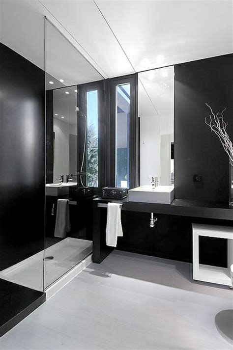 La beauté de la salle de bain noire. Une solution élégante pour votre