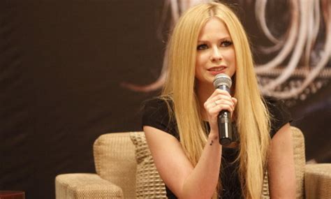 Avril Lavigne Reveals Battle With Lyme Disease I Thought I Was Dying