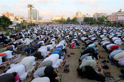 بالصور الفلسطينيون يؤدون صلاة عيد الفطر فى قطاع غزة اليوم السابع