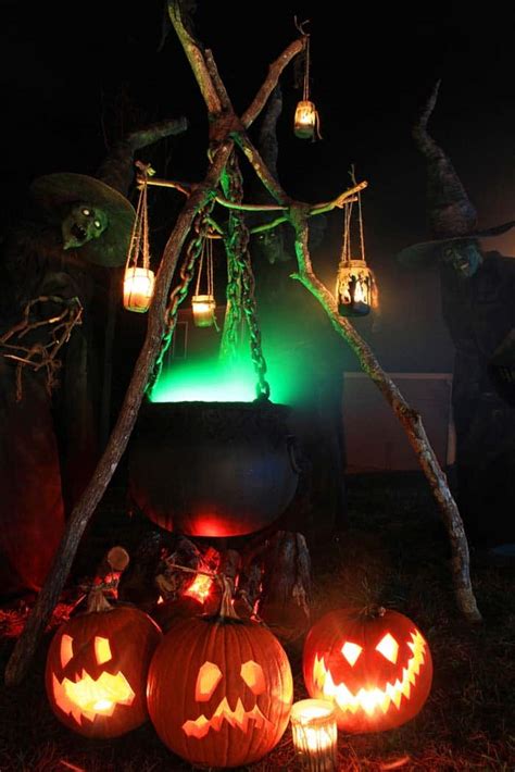 21 Incredibly Creepy Outdoor Decorating Ideas For Halloween