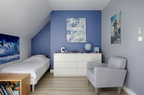 Comment décorer votre chambre en bleu foncé ? Chambre d'ado dans les bleus avec une salle de bains