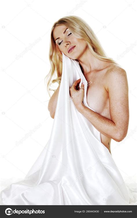 Mujer Desnuda Cubierta Con Seda Blanca Aislada Blanco Foto Editorial