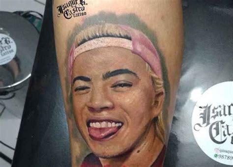 A foto foi postada no perfil da estudante e mostra os dois de máscara posando no espelho, deixando à vista algumas novas tatuagens no rosto do humorista. Fã faz tatuagem do rosto de Whindersson Nunes