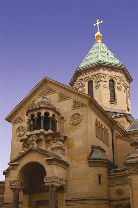 Construite grâce à une souscription populaire à l'initiative de l'association des dames chrétienens arméniennes, présidée par serpouhie halepian ; ACAM - Contacts arméniens - Paris - Cathédrale apostolique ...