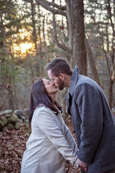 het romantische jonge paar kussen in het hout van new england stock foto image of echtgenoot